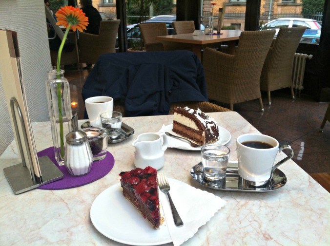 afternoon coffee and cake at klingelhöfer on haspelstraße