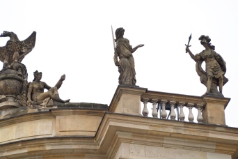 neoclassical-rooftop-statues-humboldt-university